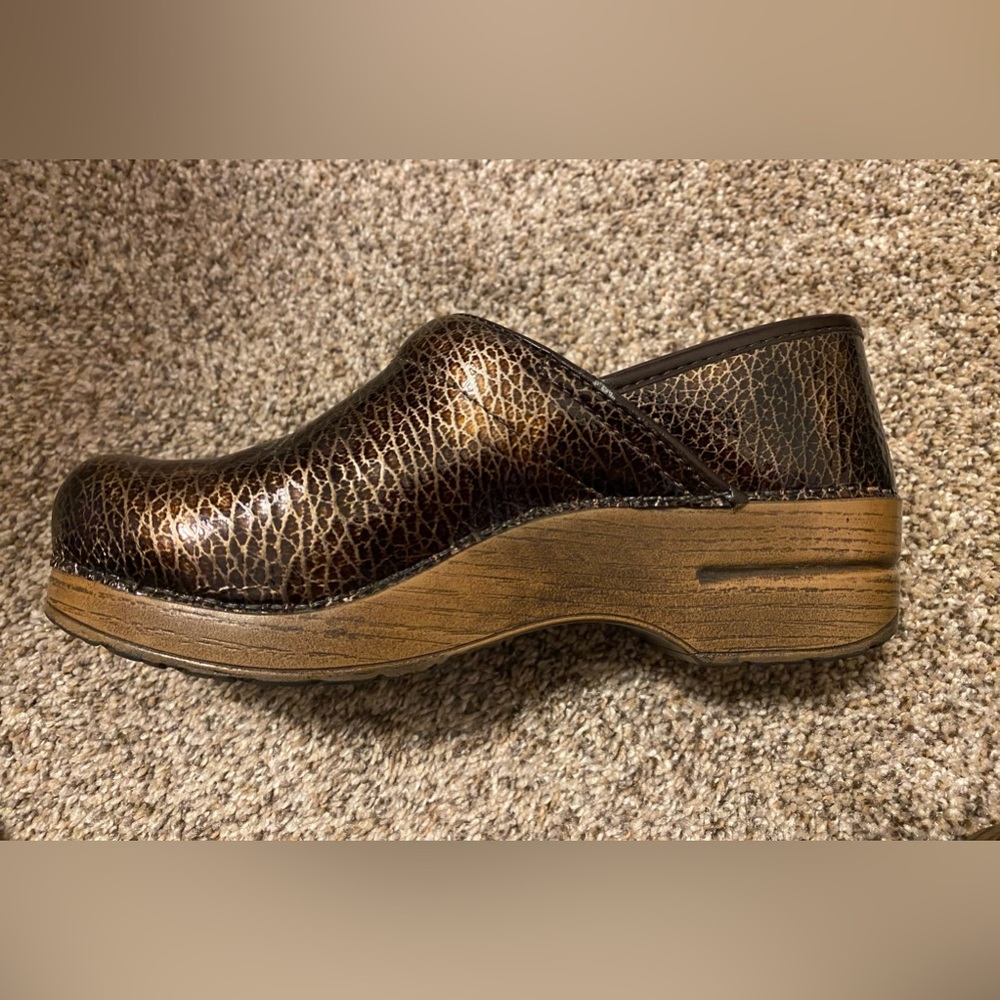 DANSKO comfortable slip on mules-brown with gold crackled design